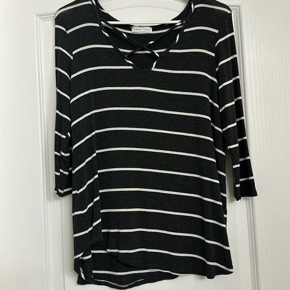 lightweight soft quarter length sleeve shirt criss cross neck details size med